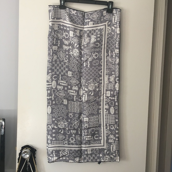 Authentic GUCCI Logos Motifs Grey + White Silk Hand Rolled Scarf - Picture 1 of 5